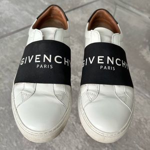 Authentic Givenchy Urban Street Logo Leather Low Top Sneakers.